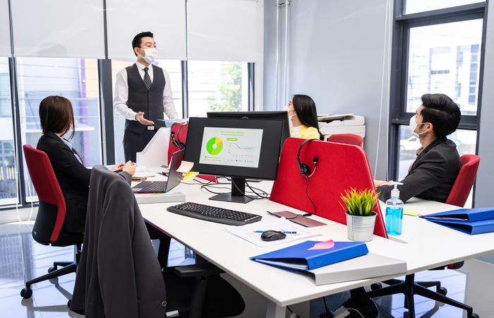 7 Mindset Shifts That Transform Managers into Leaders